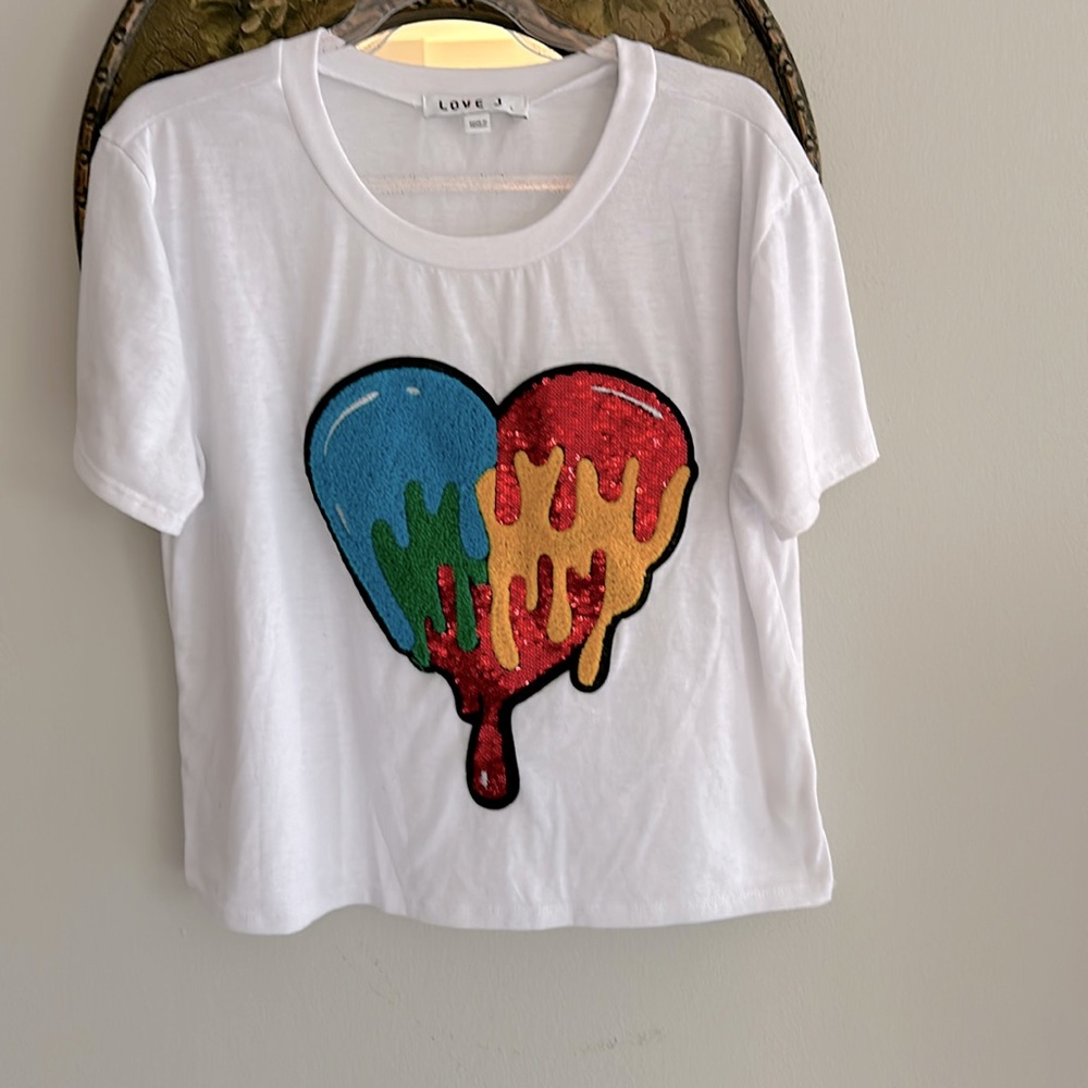 Kids short sleeve T shirt with sequin and yarn balloon appliqué.